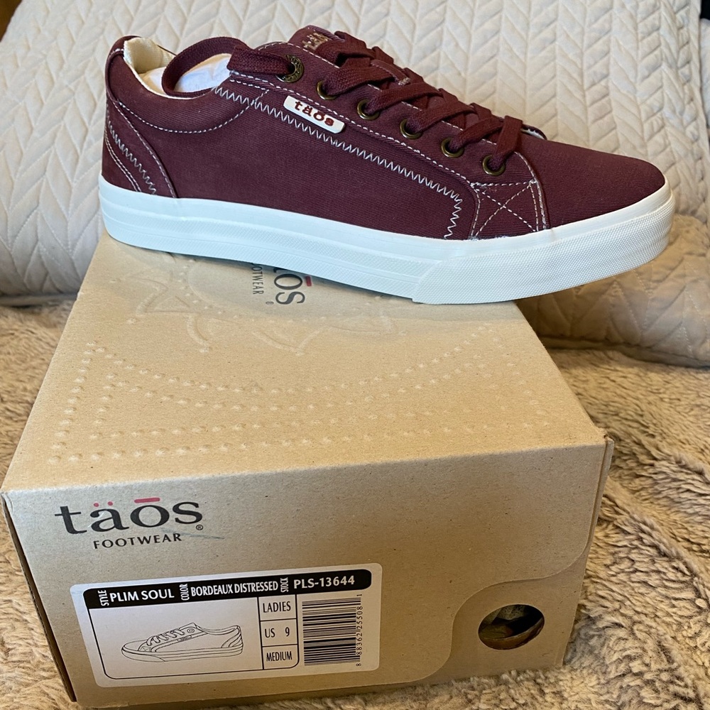 Brand New Täōs Tennis shoes.Style:Plim Soul Color:Bordeaux Distressed